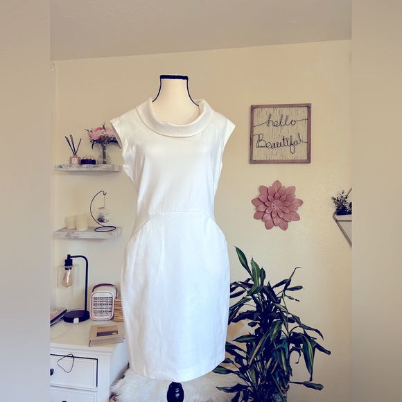 Banana 🍌 Republic Fit and Flare White Dress Size 4 With Pockets!!! - Picture 1 of 8